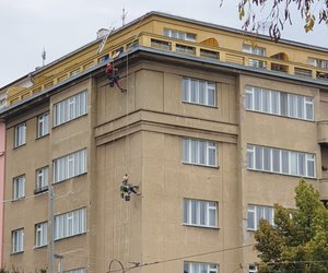 Ped znovuotevením luxusního hotelu na Senováném námstí bylo nutné provést renovaci fasády, která zahrnovala nový nátr a obnovu dekoraních prvk. Na této zakázce pracoval tým a pti výškových specialist, kteí mli na realizaci celého projektu 14 dní.
Ne jsme pistoupili k finální úprav, bylo nutné fasádu nejprve oistit tlakovou vodou, provést detailní revizi a odstranit...