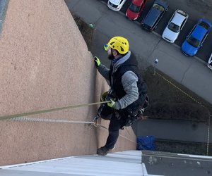 V centru Prahy pravideln provádíme inspekci a údrbu fasády komerní budovy. Bhem tí dn náš dvoulenný tým dkladn zkontroluje stav omítky, klempíských prvk a vnjšího tsnní oken, aby pedešel pípadným poškozením.
Pravidelná údrba fasád je klíová pro vasné odhalení drobných nedostatk a prevenci vtších rekonstrukcí. Odborná kontrola...
