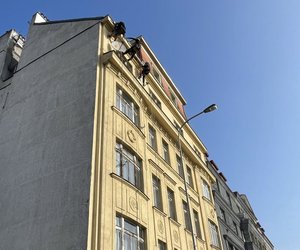 Jedním z nejvýznamnjších projekt loské sezóny byla rekonstrukce fasády inovního domu na praských Vinohradech. Vzhledem ke špatnému stavu budovy si opravy vetn kompletního nátru fasády vyádaly tém ti msíce intenzivní práce celého našeho týmu.
Nejprve jsme odstranili nesoudrnou omítku, opravili poškozené ásti fasády, zatmelili praskliny a spáry pod parapety a sanovali...