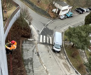 Na sídlišti Barrandov v Praze jsme provedli kompletní rekonstrukci dilataních spár a nový nátr fasády panelového domu. Vzhledem k rozsahu projektu jsme práce rozdlili do šesti etap, aby byl zajištn plynulý prbh a maximální efektivita.
Na rekonstrukci se podílel tým a osmi zkušených výškových specialist, kteí bhem tí msíc zajistili precizní opravy všech narušených spár a...