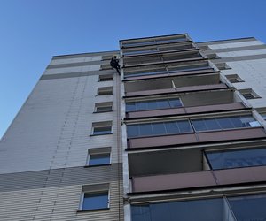 Na sídlišti Barrandov v Praze jsme provedli kompletní rekonstrukci dilataních spár a nový nátr fasády panelového domu. Vzhledem k rozsahu projektu jsme práce rozdlili do šesti etap, aby byl zajištn plynulý prbh a maximální efektivita.
Na rekonstrukci se podílel tým a osmi zkušených výškových specialist, kteí bhem tí msíc zajistili precizní opravy všech narušených spár a...