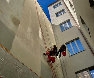 Na inovním dom jsme provedli kompletní nátr fasády s vyuitím siloxanové barvy, která poskytuje vysokou odolnost vi povtrnostním vlivm a zajišuje dlouhou ivotnost fasádního povrchu.
Ne jsme pistoupili k samotnému nátru, fasádu jsme dkladn umyli tlakovou vodou, provedli její revizi a odstranili poškozené ásti omítky. Souástí pípravných prací bylo také mechanické ošetení...