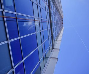  
Sklenné fasády obchodních center, hotel a kanceláských budov si vyadují pravidelnou péi, aby si udrely reprezentativní vzhled a dlouhou ivotnost. Nahromadné neistoty, prach a povtrnostní vlivy mohou výrazn ovlivnit nejen estetiku, ale i funknost sklenných ploch.
Specializujeme se na profesionální mytí sklenných fasád a oken výškových budov s vyuitím horolezecké techniky. Díky ní dokáeme efektivn...